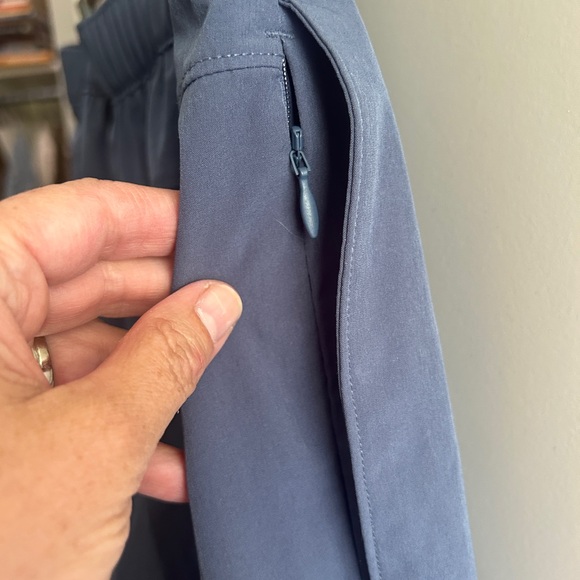 Like new size M men’s blue Hollister Active hybrid icon drawstring shorts. - Picture 3 of 8